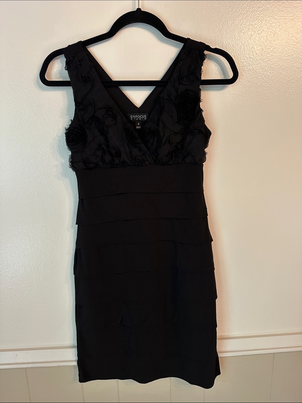 Enfocus Studio Black Floral V-Neck Tiered Sheath Dress Size 4